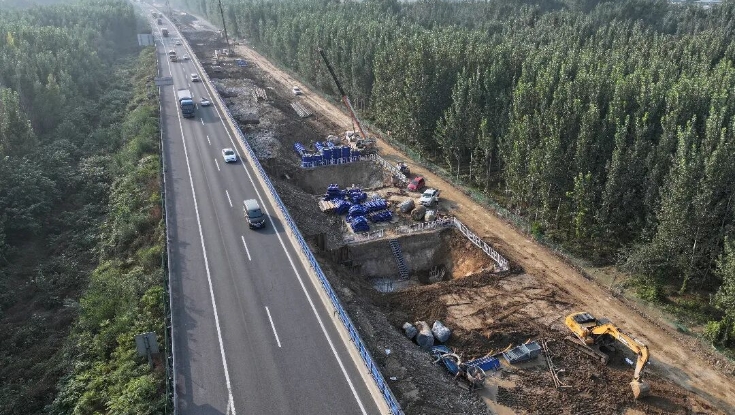 大道如虹贯京南 匠心筑路助协同——G95首都地区环线vip888廊涿改扩建项目2025年建设纪实